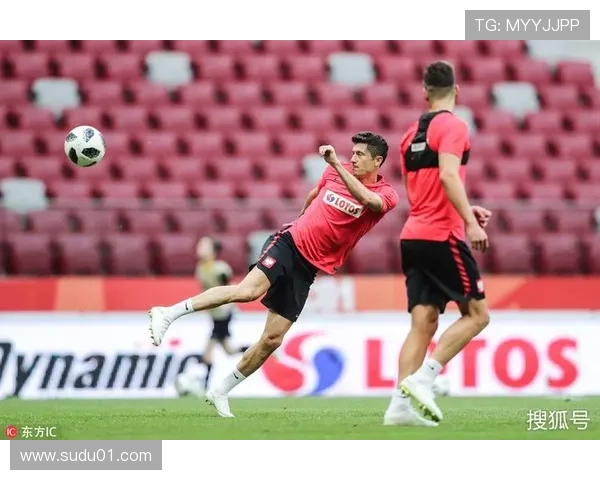 心情好,莱万晒赤裸上身照片,大秀肌肉 心情好,莱万晒赤裸上身照片,大秀肌肉